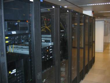 Une salle de serveurs : derrière chaque site web, des machines physiques reliées au réseau