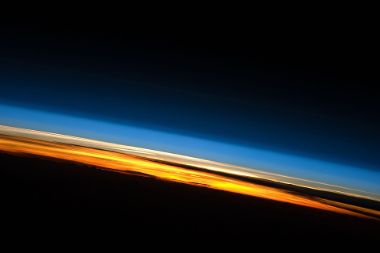 L'atmosphère terrestre vue depuis l'orbite : une fine couche qui rend la vie possible