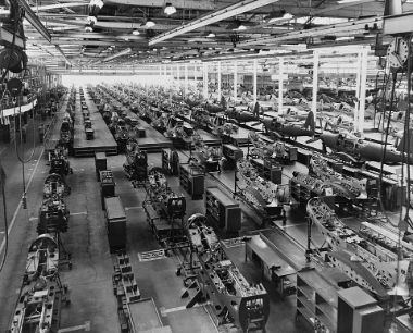 Une chaîne de montage : la croissance repose sur l'accumulation des facteurs et sur le progrès technique